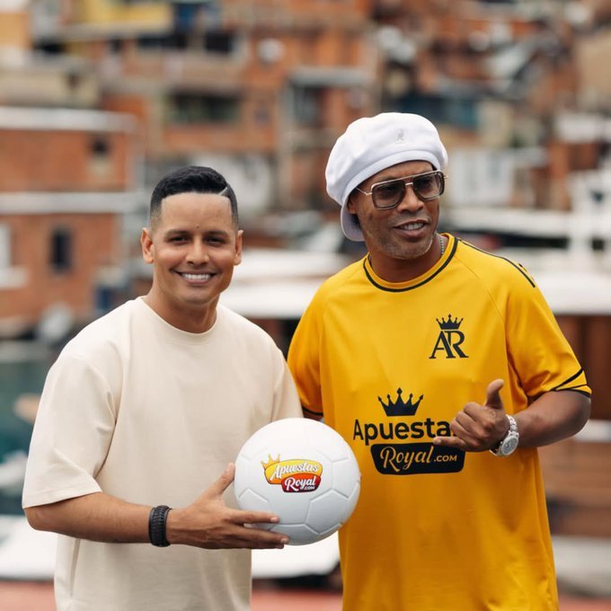 ATENTOS | Apuestas Royal pasó de ser una casa de apuestas con origen en Venezuela a convertirse en patrocinador de equipos de fútbol y traer a Ronaldinho al país.  La empresa afirma operar a través de una sociedad registrada en Curazao, mientras medios in